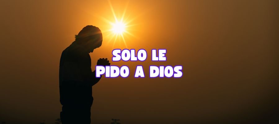 La silueta de una persona en oración con el sol poniente brillando intensamente en el fondo. El título "Solo le pido a Dios" se destaca en la imagen en letras grandes y azules, capturando la esencia de una petición sincera y reflexiva en un momento de tranquilidad y belleza natural.